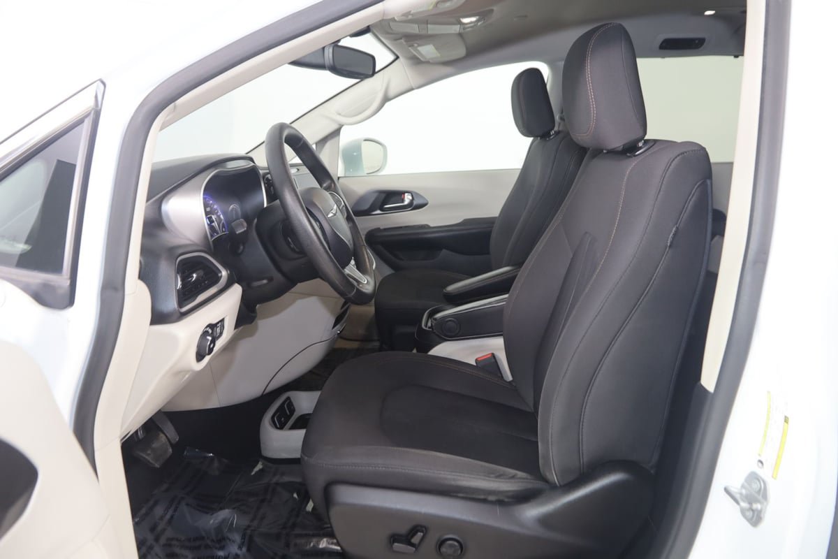 Used 2020 Chrysler Pacifica Touring FWD image 10