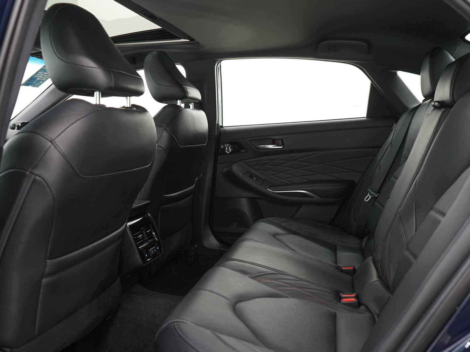 Used 2022 Toyota Avalon Limited FWD image 18