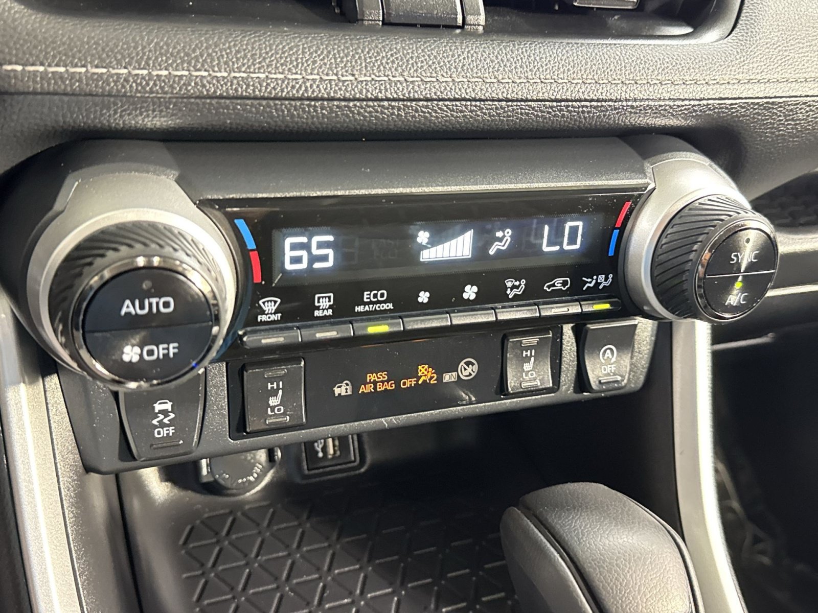 Used 2024 Toyota RAV4 XLE w/ Weather Package AWD/4WD image 33