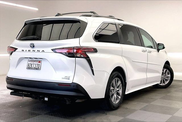 Used 2022 Toyota Sienna XLE w/ XLE Plus Package FWD image 13