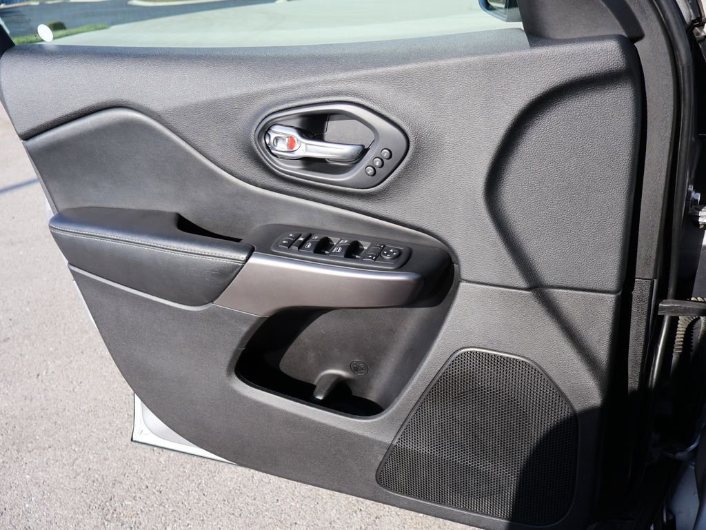 Used 2020 Jeep Cherokee Limited image 37