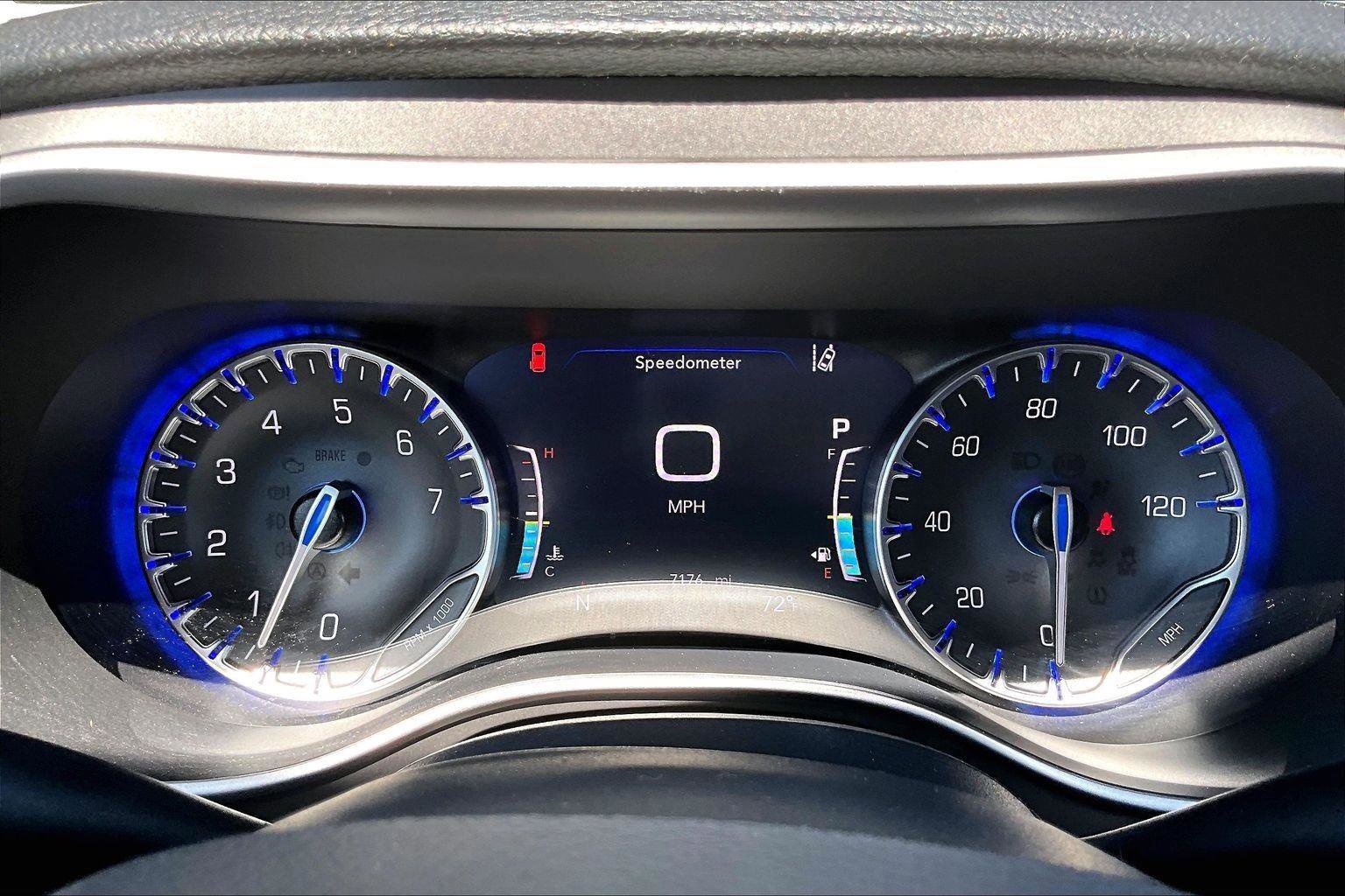 Used 2025 Chrysler Pacifica Select image 21
