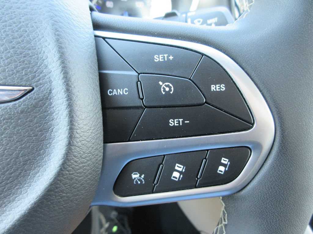 Used 2024 Chrysler Pacifica Touring-L FWD image 26