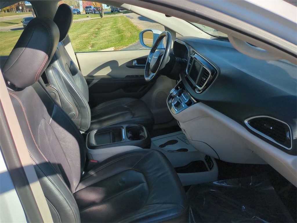 Used 2020 Chrysler Pacifica Touring-L image 22