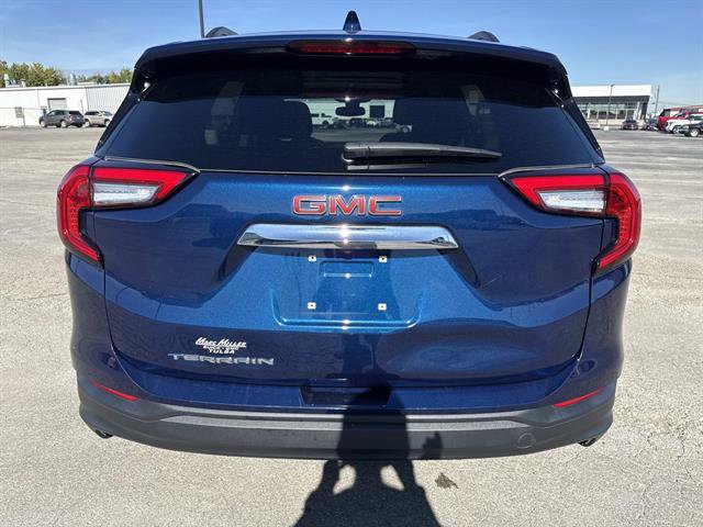 Used 2023 GMC Terrain SLE w/ Driver Convenience Package image 4