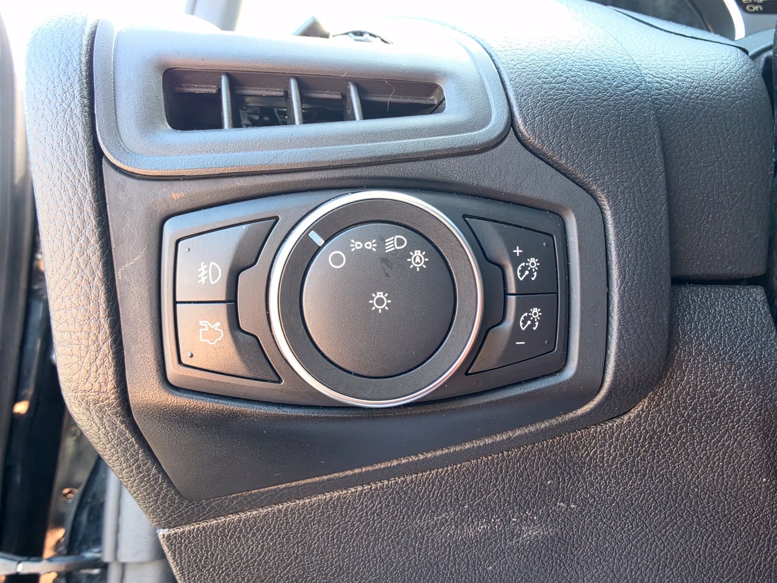 Used 2018 Ford Focus SE w/ SE Appearance Package FWD image 16