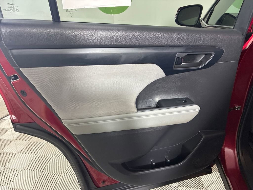 Used 2023 Toyota Highlander LE image 22