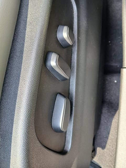 Used 2020 Cadillac XT4 Premium Luxury w/ Cold Weather Package FWD image 16