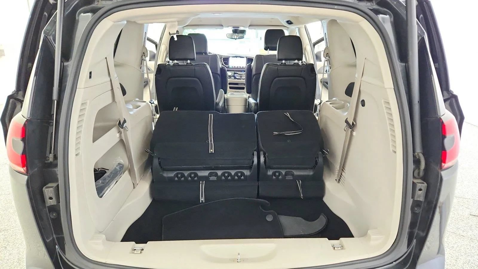 Used 2023 Chrysler Pacifica Touring-L FWD image 29