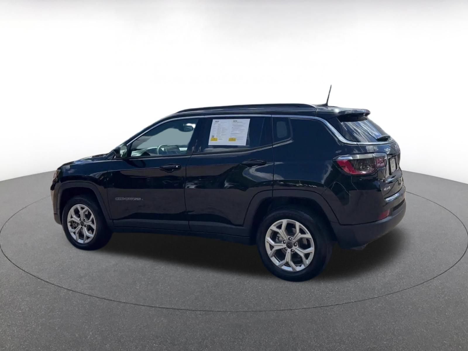 Used 2025 Jeep Compass Latitude AWD/4WD image 10