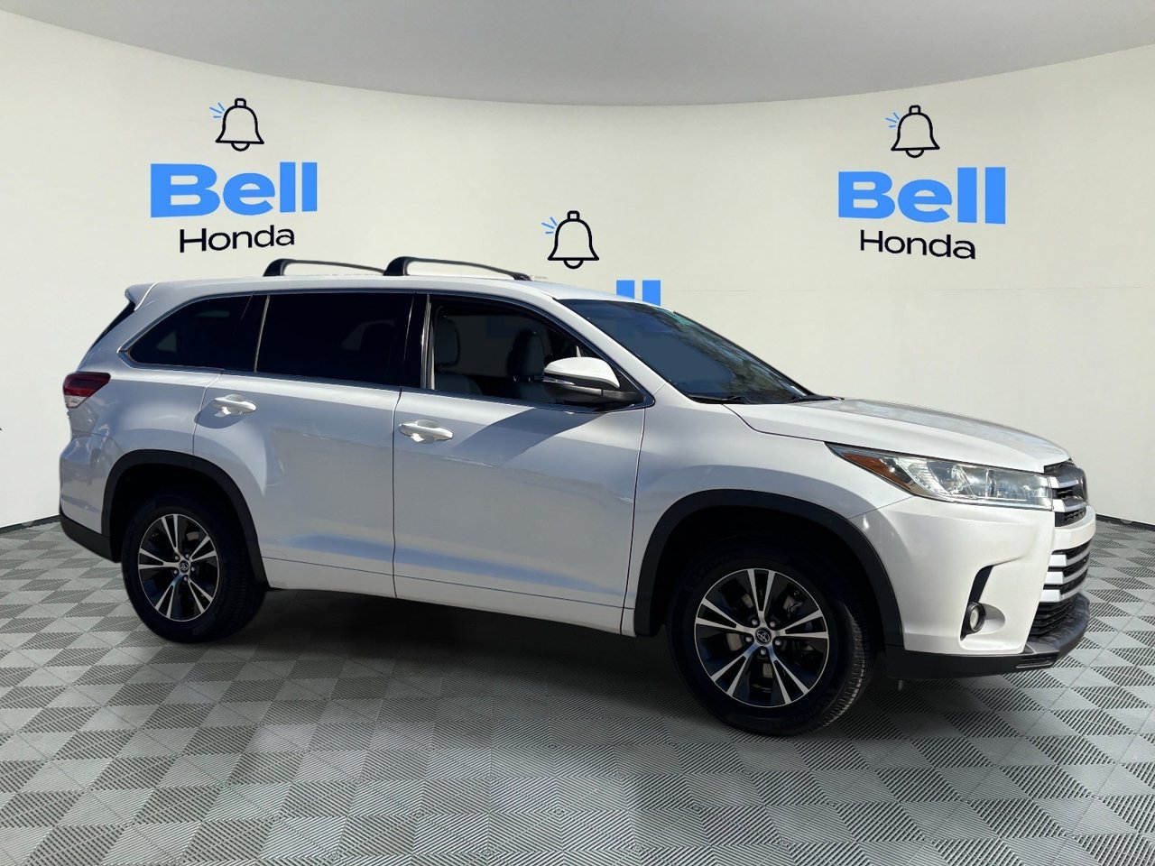Used 2017 Toyota Highlander Plus w/ Carpet Mat Package FWD image 6