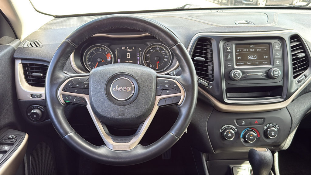 Used 2018 Jeep Cherokee Latitude FWD image 29