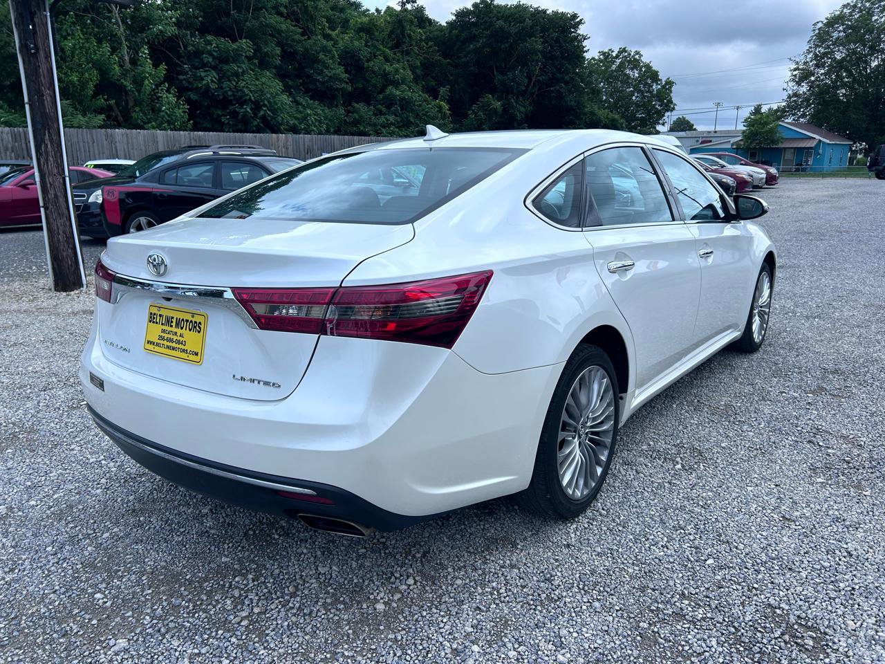 Used 2018 Toyota Avalon Limited FWD image 2