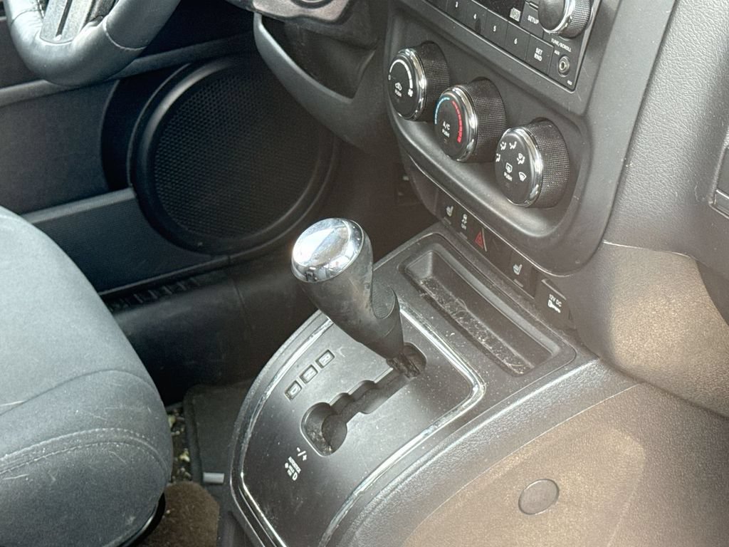 Used 2016 Jeep Patriot Latitude AWD/4WD image 15