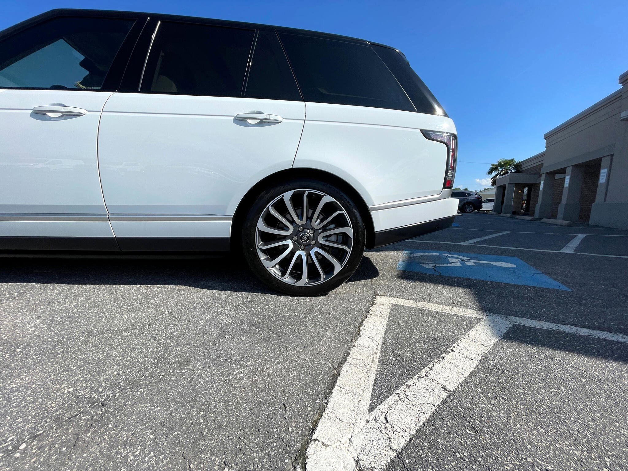 Used 2015 Land Rover Range Rover Autobiography image 48