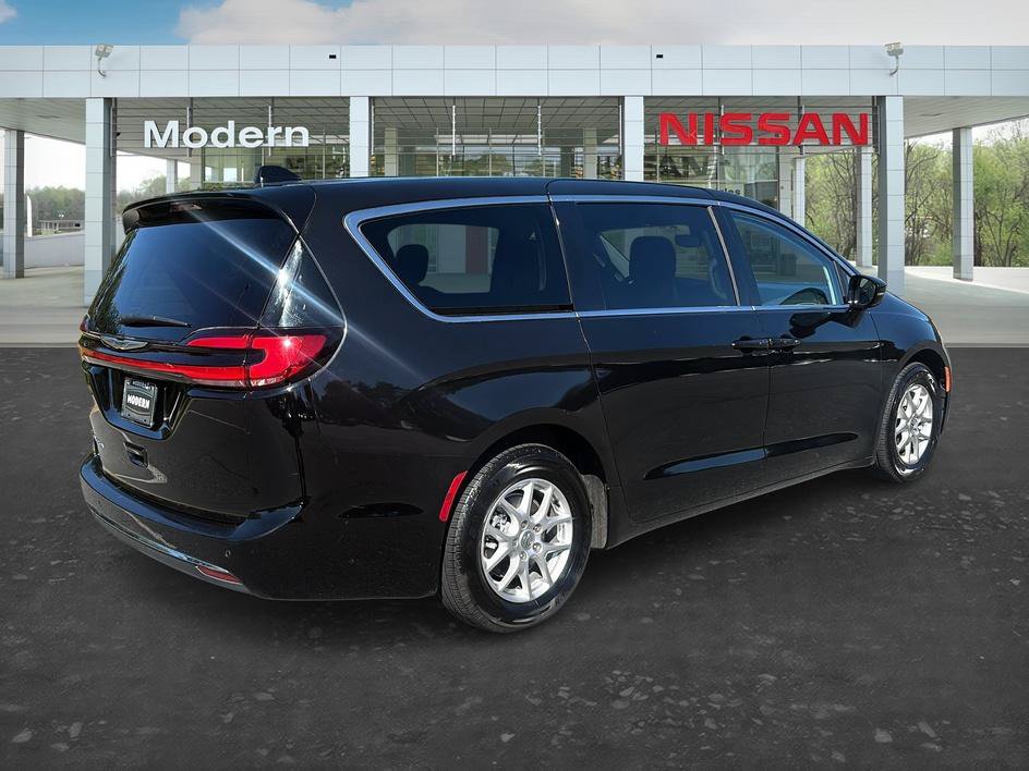 Used 2024 Chrysler Pacifica Touring-L FWD image 5