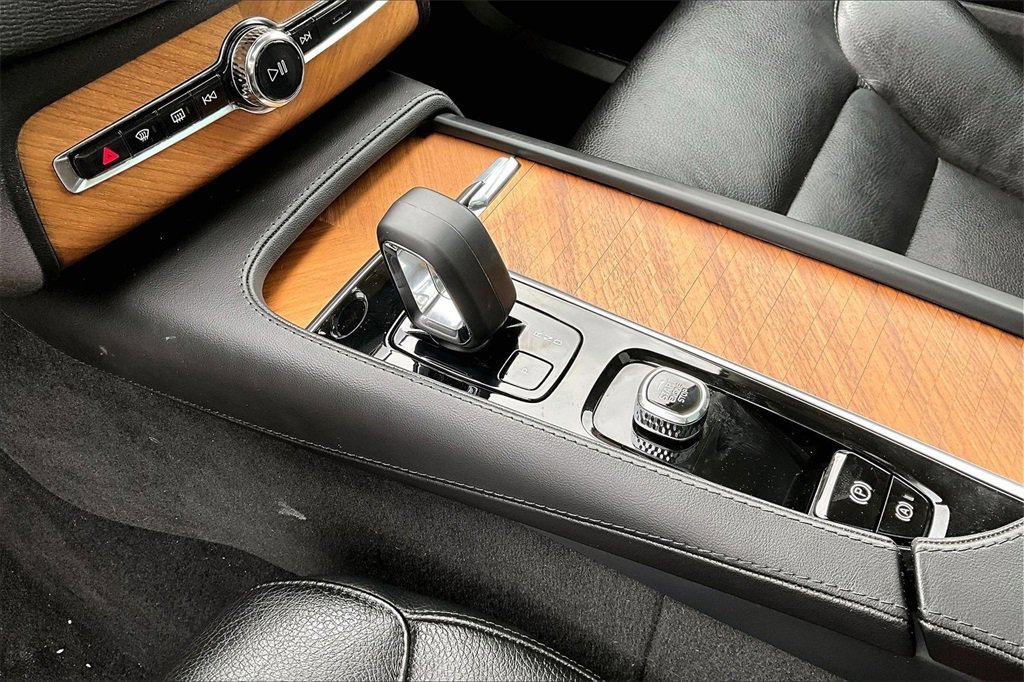 Used 2023 Volvo XC90 B6 Plus w/ Protection Package Premier image 18