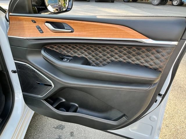 Certified 2025 Jeep Grand Cherokee Summit AWD/4WD image 31
