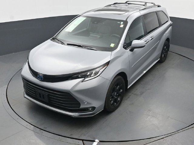 Used 2025 Toyota Sienna XLE Woodland Edition AWD/4WD image 45