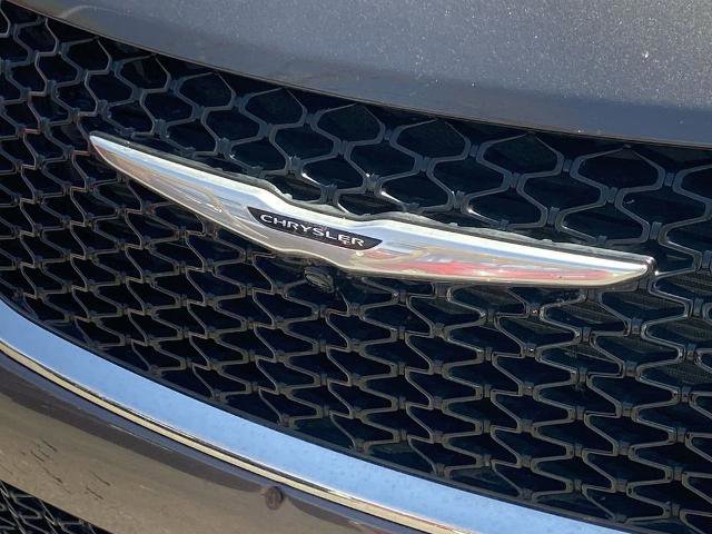 Used 2023 Chrysler Pacifica Touring-L FWD image 26