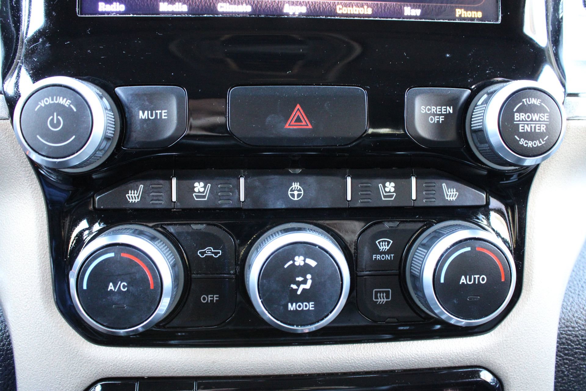 Used 2019 RAM 1500 Laramie AWD/4WD image 38