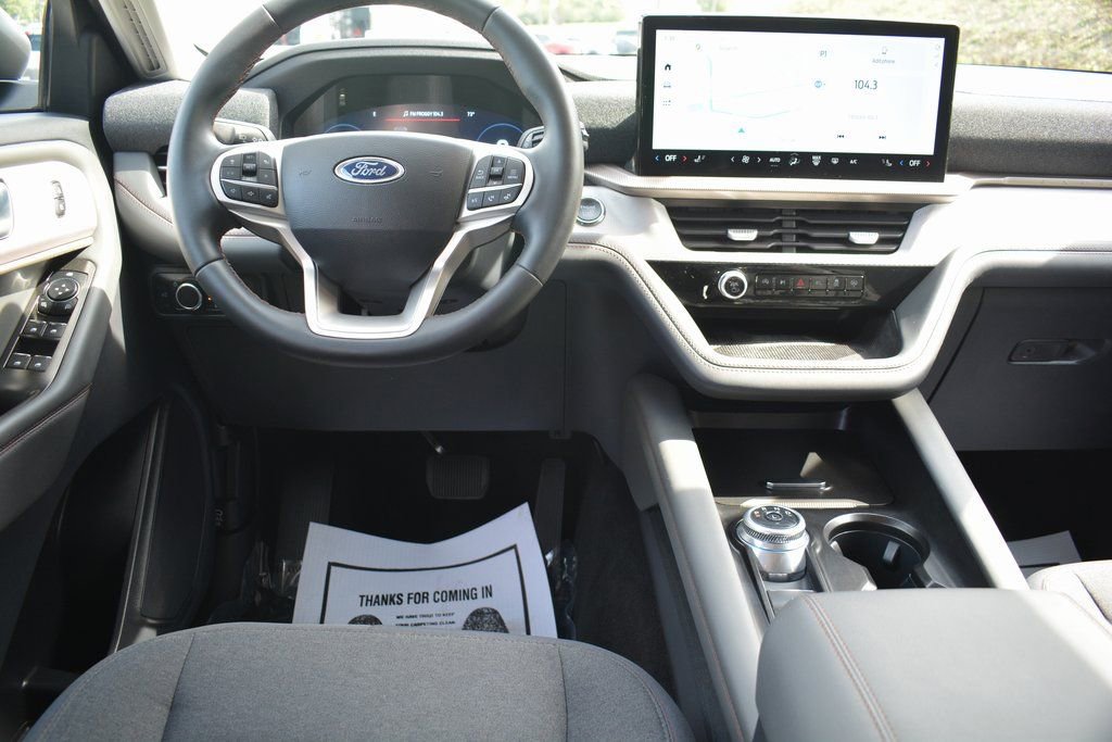 Used 2025 Ford Explorer Active image 3