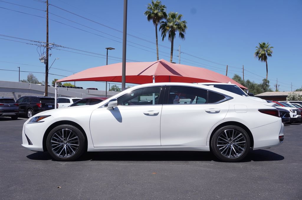 Used 2024 Lexus ES 300h w/ Premium Package image 2
