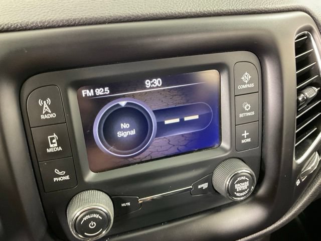 Used 2018 Jeep Compass Latitude w/ Cold Weather Group FWD image 12