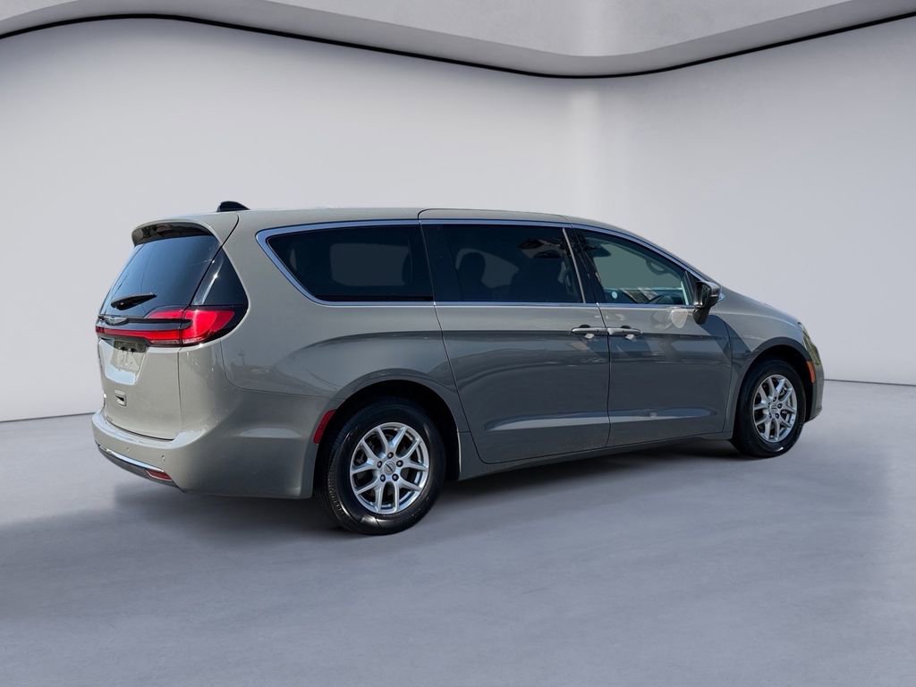 Used 2023 Chrysler Pacifica Touring-L image 5