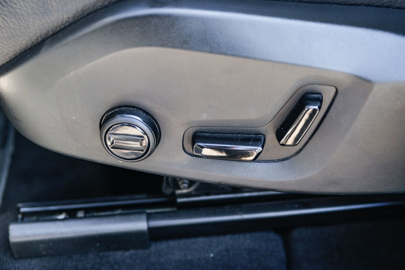 Used 2023 Volvo XC60 T8 Plus w/ Protection Package Premier image 24