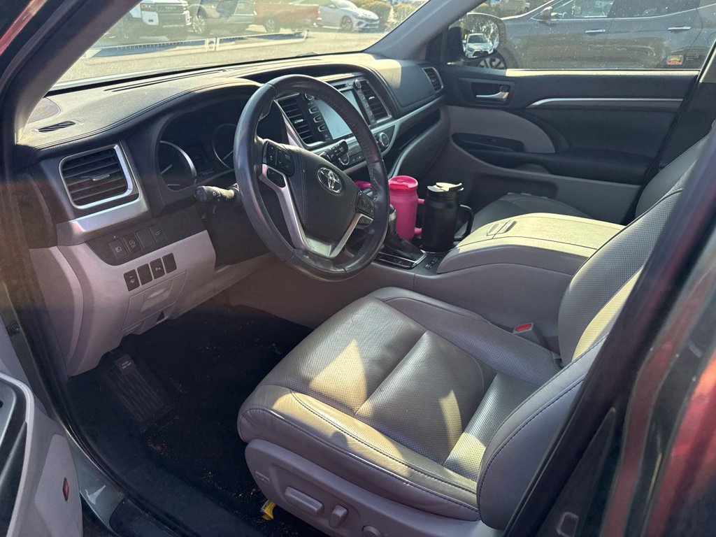 Used 2019 Toyota Highlander Limited FWD image 3