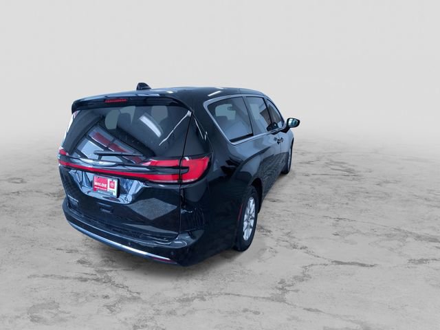 Used 2024 Chrysler Pacifica Touring-L image 10