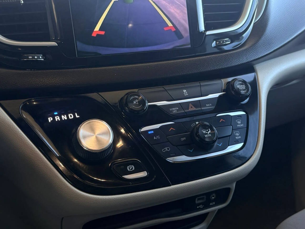 Used 2017 Chrysler Pacifica Touring FWD image 10