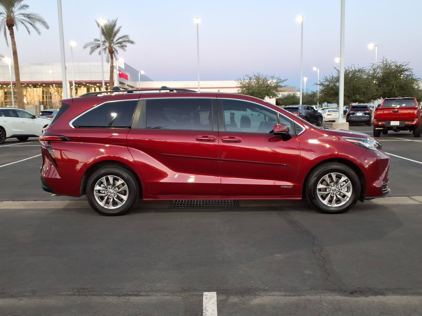 Used 2021 Toyota Sienna LE FWD image 3