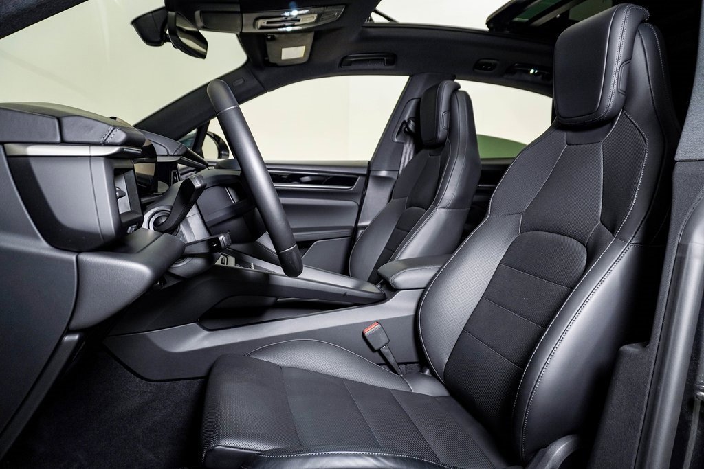 Certified 2025 Porsche Macan Electric image 5