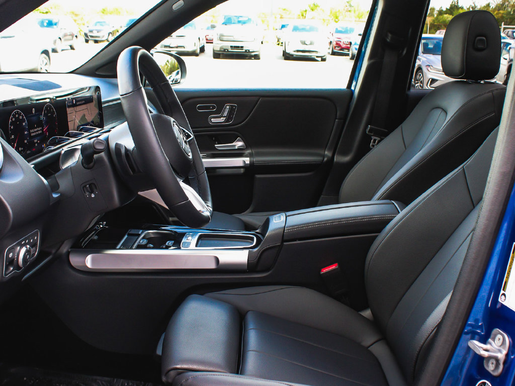 Used 2025 Mercedes-Benz GLB 250 4MATIC image 32