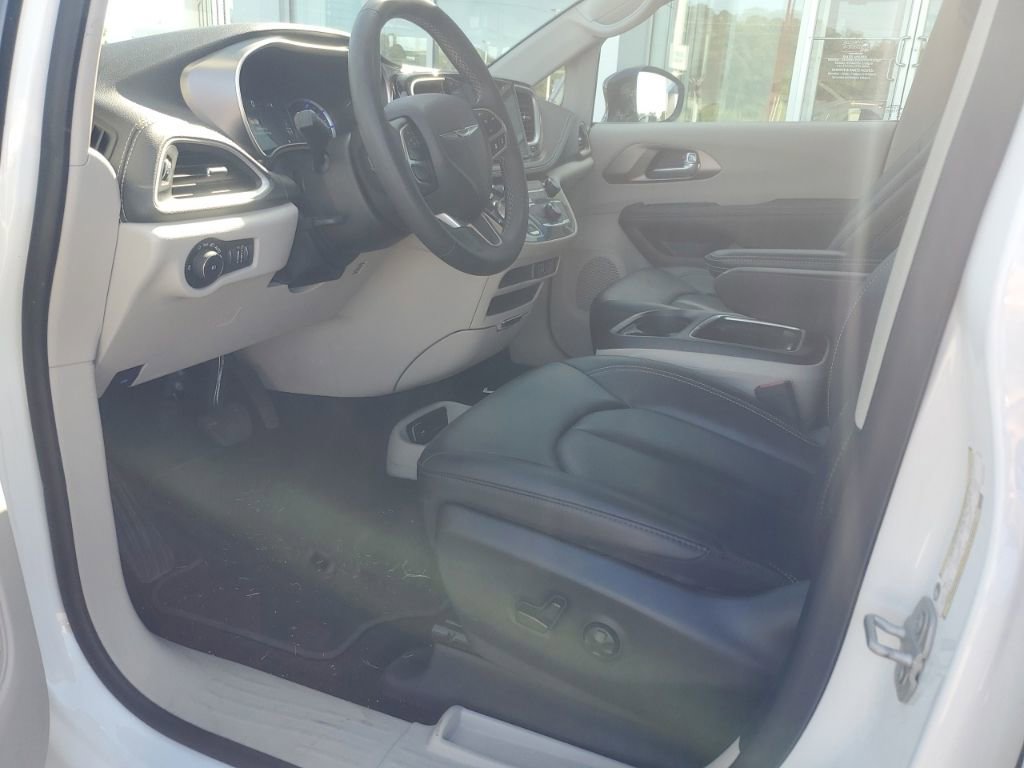 Used 2024 Chrysler Pacifica Limited FWD image 13