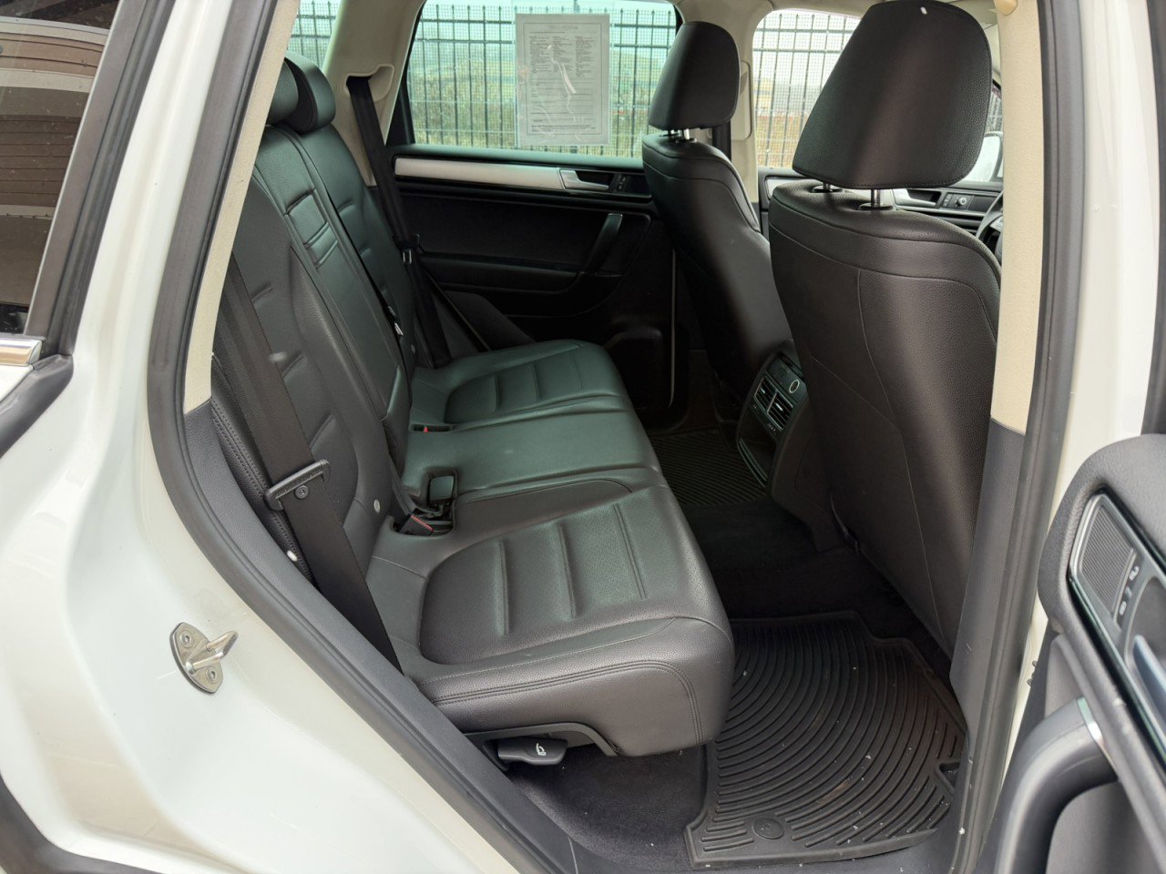 Used 2016 Volkswagen Touareg Lux image 14