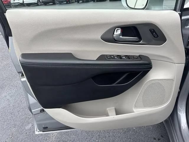 Used 2021 Chrysler Pacifica Touring-L FWD image 7