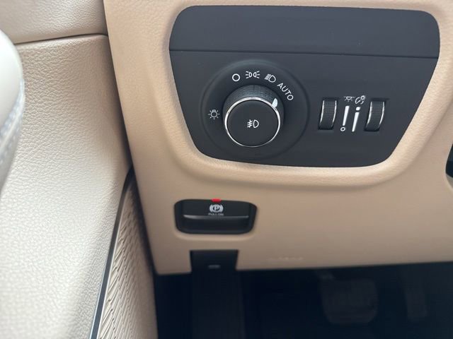 Used 2022 Jeep Grand Cherokee Limited w/ Luxury Tech Group II image 13