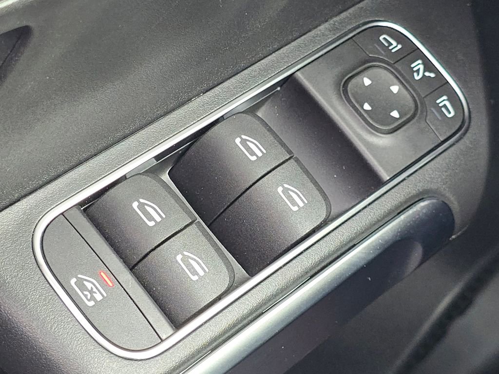 Used 2026 Mercedes-Benz GLB 250 4MATIC image 28