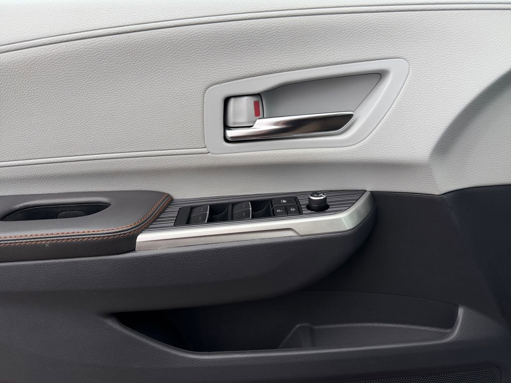 Used 2022 Toyota Sienna XSE image 18