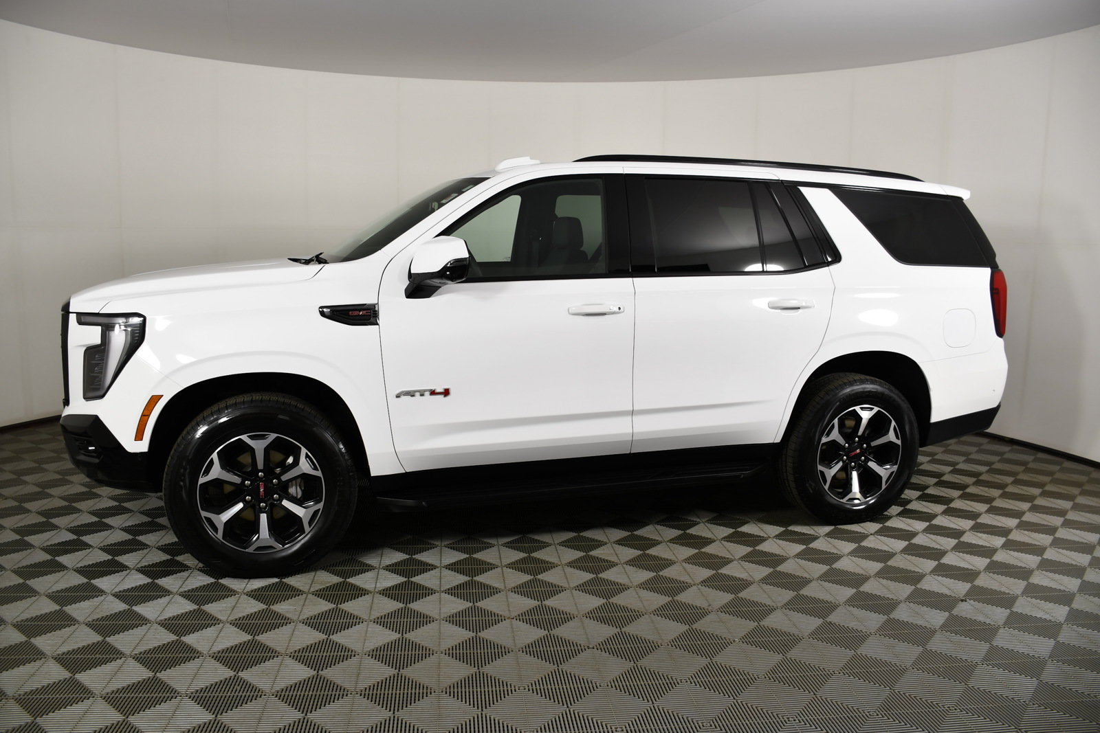 Used 2025 GMC Yukon AT4 AWD/4WD image 9