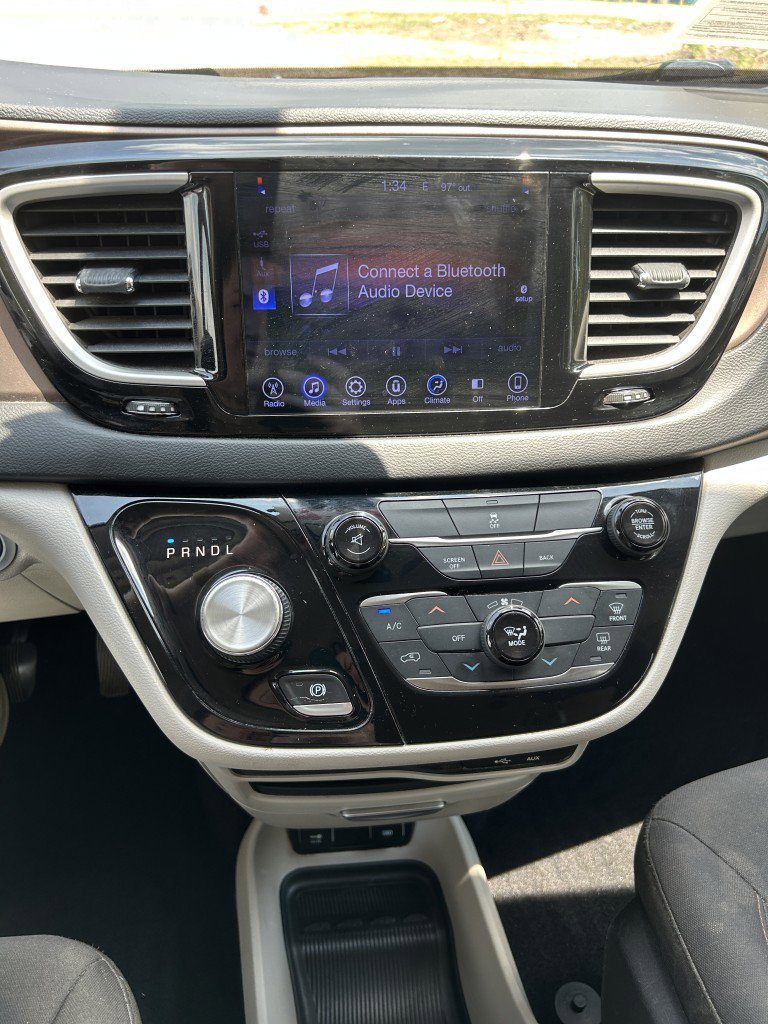 Used 2017 Chrysler Pacifica Touring FWD image 7