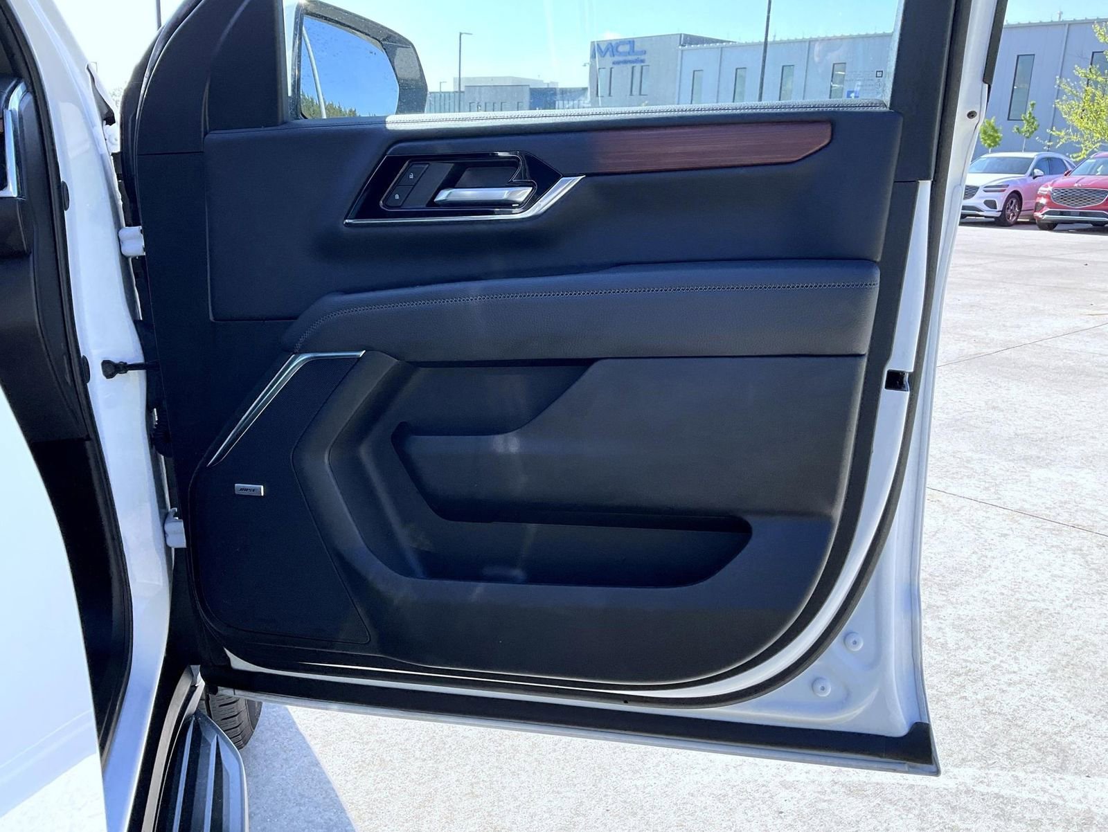 Used 2025 GMC Yukon XL Denali AWD/4WD image 16