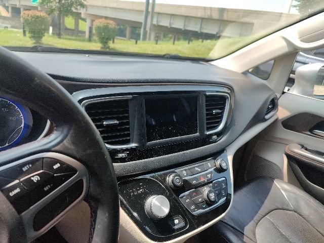 Used 2018 Chrysler Pacifica Touring-L FWD image 29