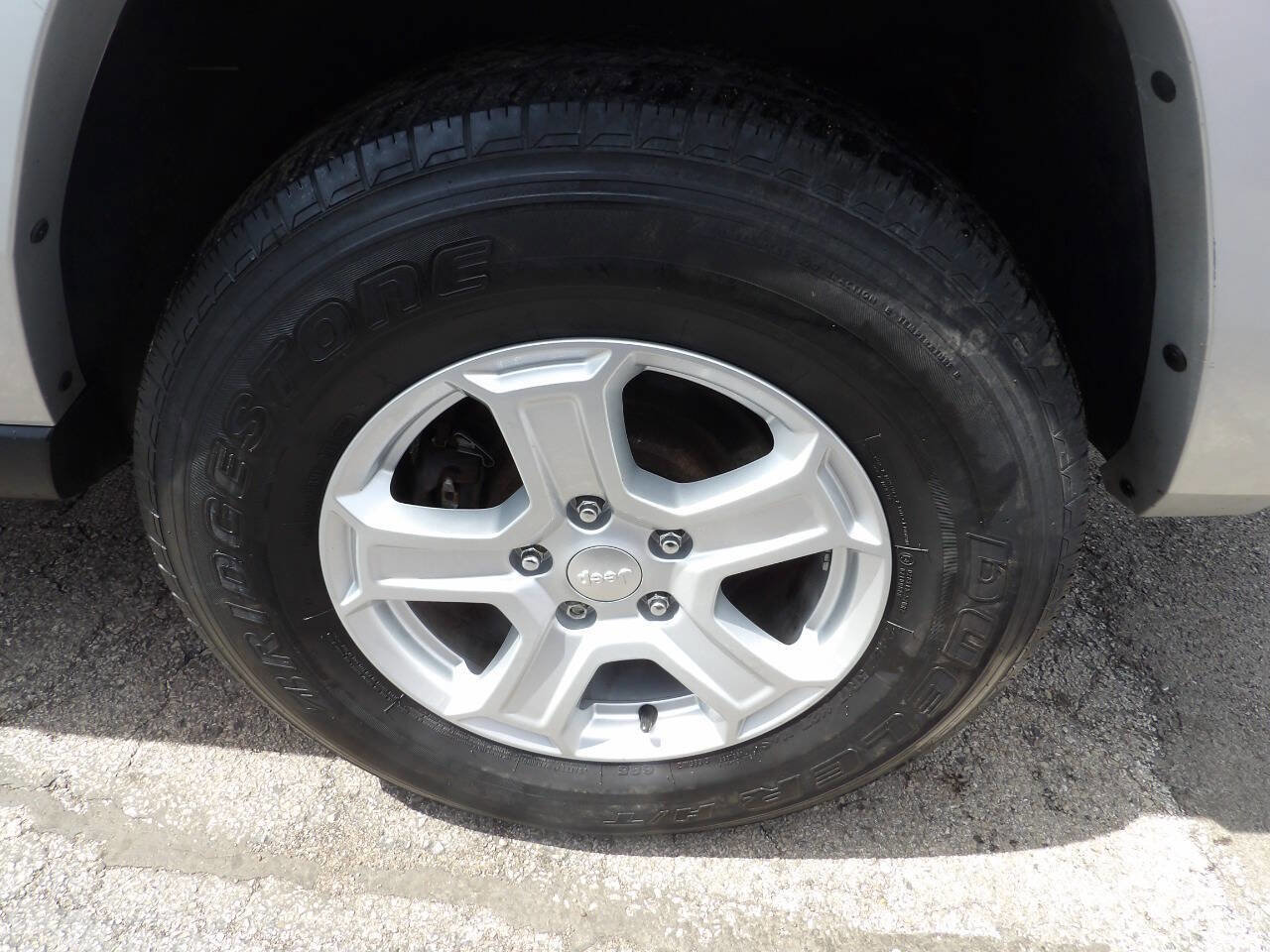 Used 2007 Jeep Commander Sport image 5