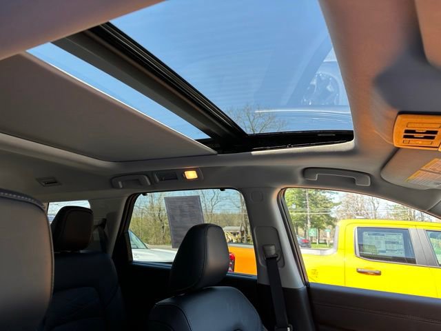 Used 2025 Nissan Pathfinder Platinum AWD/4WD image 19