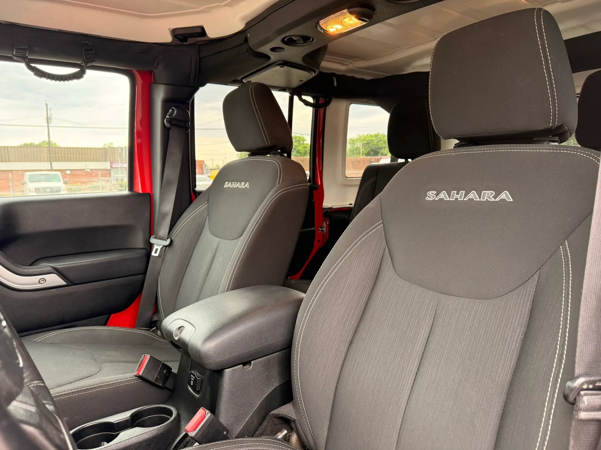 Used 2018 Jeep Wrangler Unlimited Sahara AWD/4WD image 14