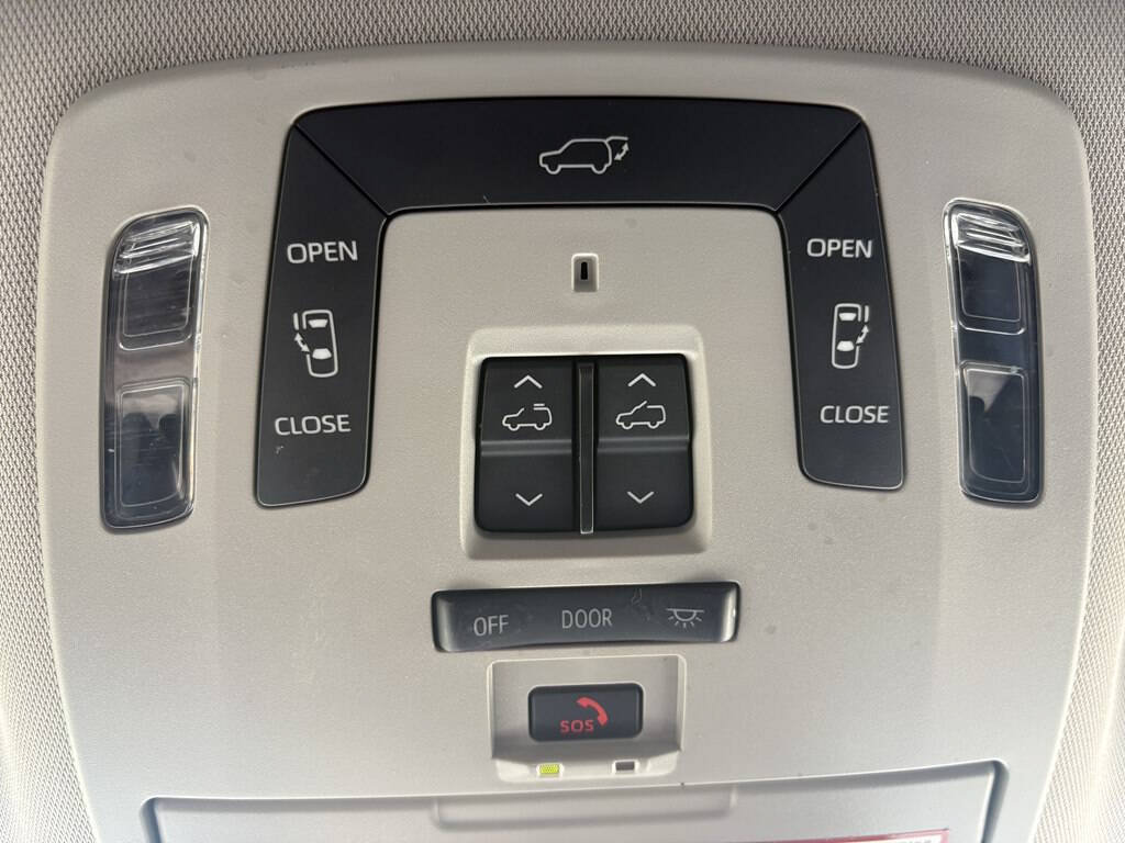 Used 2021 Toyota Sienna Limited FWD image 27